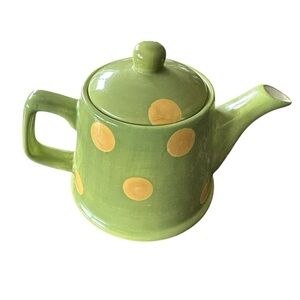 Polka Dot tea pot, 6 cup, green/yellow, used for staging